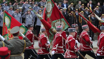 Стотици граждани се струпаха за парада на Българската армия в София