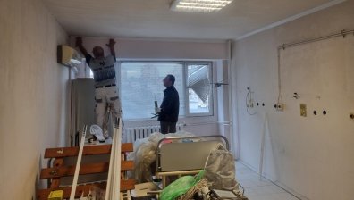 Родители ремонтират детско отделение на болница в Бургас след шок от условията