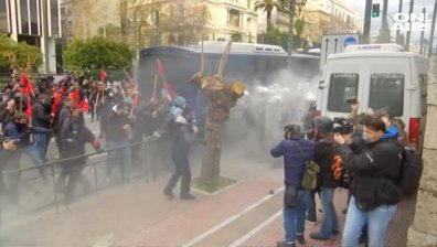 Гърция: Протестиращи учители замериха полицията с "Молотов"