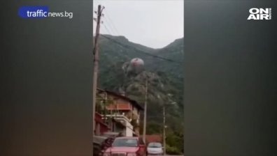 Балон с горещ въздух се заклещи в скалите над Перущица