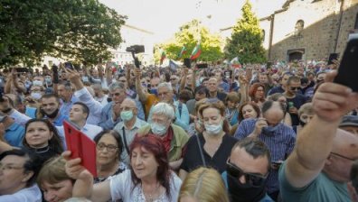 Масовият протест продължи с часове, "Орлов мост" беше блокиран