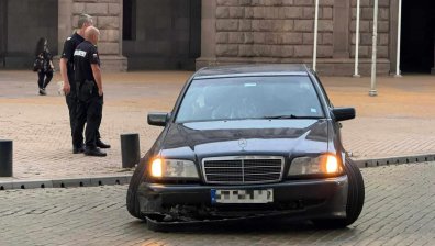 Кола катастрофира пред МС и затрудни движението