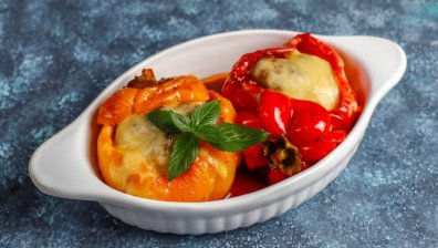 Рецепта за пълнени печени чушки със сирене и орехи