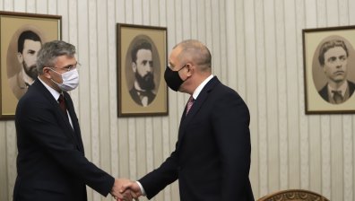 Скандал при президента: Казусът "Петков" изостри тона, Радев пита Карадайъ коя е родината му