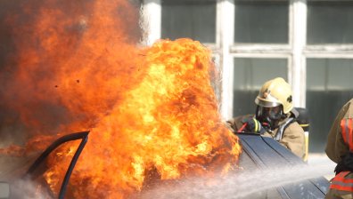 Бус пламна по време на движение, шофьорът изскочил бързо
