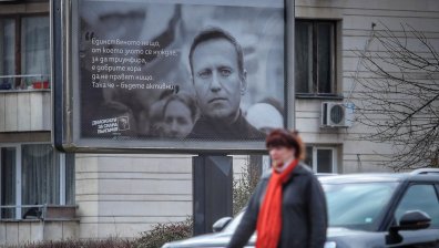Навални гледа строго към руското посолство в София от билбордове (СНИМКИ)
