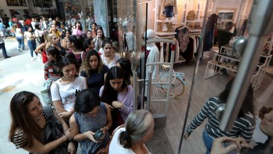 Лудница на "Черния петък": Трима ранени в Истанбул, лов за евтини стоки в САЩ