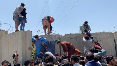 Цивилни загинаха в опит да се доберат до самолет на международното летище в Кабул