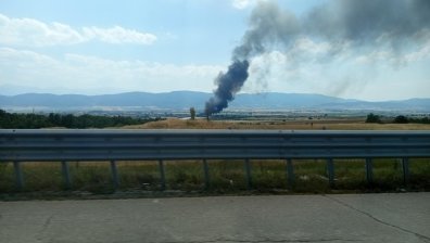 Пожарът край АМ "Тракия" е овладян, продължава гасенето на локални огнища
