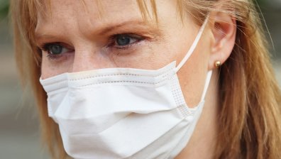 Капчици с Ковид-19 могат да се задържат във въздуха с часове