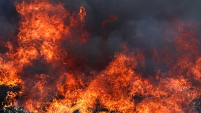 Голям пожар склад за батерии в Хасково