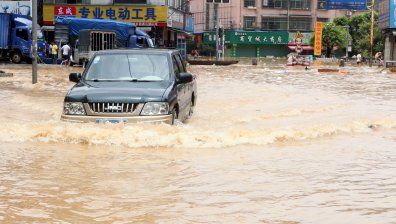 Необичайно силни валежи в Китай отнеха живота на най-малко 12 души (ВИДЕО)