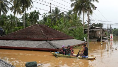Така изглеждат наводненията в Шри Ланка: Притеснени хора, потопени статуи и лодки по улиците (СНИМКИ)