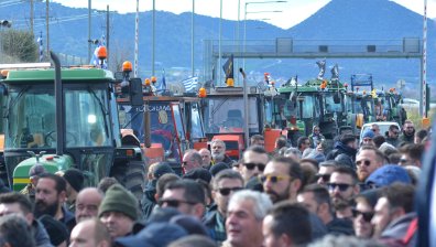 Фермерите в Гърция са бесни на Мицотакис, планират нахлуване с трактори в Атина