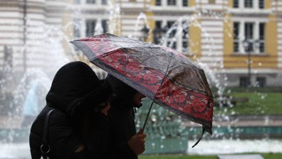 Студено начало на седмицата, постепенно времето ще се затопля