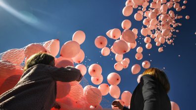 1200 розови балони полетяха в небето в памет на жени, загубили битката с рака на гърдата