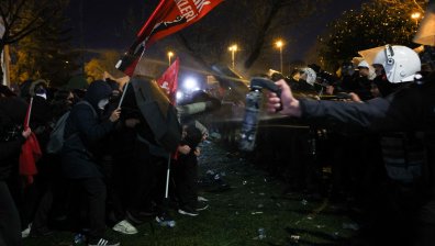 Сълзотворен газ и гумени куршуми срещу протестиращите в Истанбул