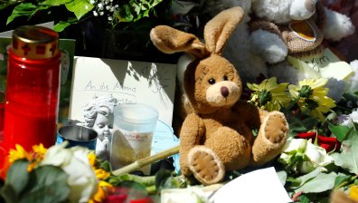 Франкфурт почете паметта на 8-годишното момче, блъснато пред влак
