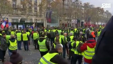 Парижани също протестират срещу цените на горивата!