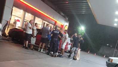 Шофьор заби колата си в бензиностанция в София