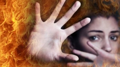17-годишен заля с бензин момиче и я запали