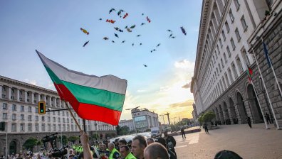 Семки и бонбони по сградата на МС на 15-ия ден от протестите (+Снимки)