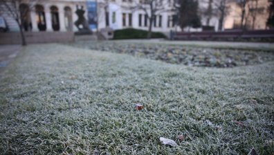 Хладно утро в четвъртък, следобед на много места ще вали