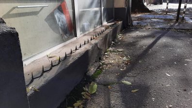 Зловещо: Магазин е поставил метални шипове заради ученици от столично СУ