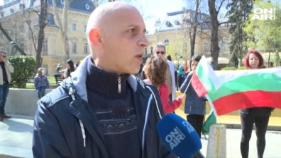 Граждани протестират пред британското посолство в София