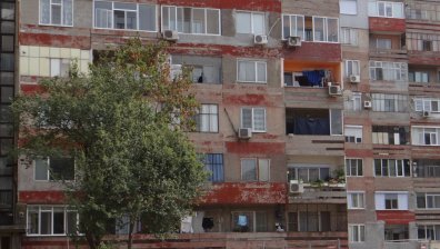 В кой град живеят предимно в жилища, строени 1946-1960 г.?