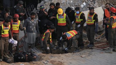 Броят на загиналите при взрива в джамия в Пакистан нараства