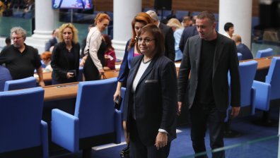 Кабинетът "Денков"&nbsp;оцеля, бойкот и липса на кворум провалиха вота на недоверие