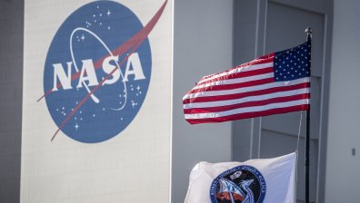 НАСА показа превозни средства за пътуване на хора и товари до Луната