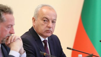 Донев: Търсим равнопоставеност, без да орязваме доходите на държавните служители