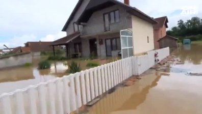 Лошо е времето и в Сърбия: Десетки къщи са под вода