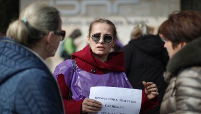 "Не просим, а работим": Служители на БНР излязоха на протест за по-високи заплати