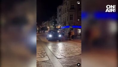 Възмутително: Автомобил се разходи по пешеходната зона във Варна
