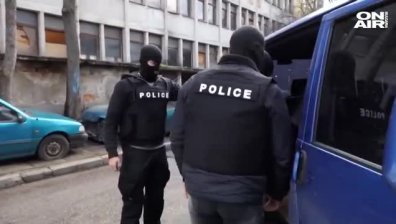 Арестуваните висши полицаи откраднали печеливш фиш от възрастна жена