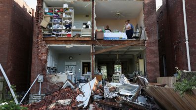 Ужасяващи щети след разрушителните торнада в САЩ (СНИМКИ)