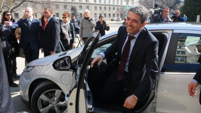 Плевнелиев изпробва Chevrolet Volt