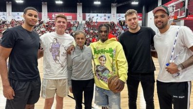 Собственикът на "Сакраменто" пусна снимка с Везенков