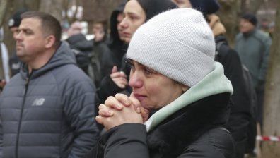 Броят на жертвите след атаката в Одеса расте, хора носят вода и храна на засегнатите