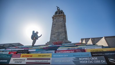 "Четем за свободата" краси стълбите пред Паметника на съветската армия