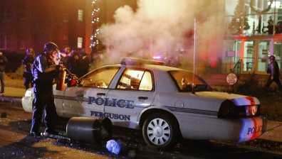 Мъж с бронежилетка блъсна полицейска кола в Холивуд, застреляха го
