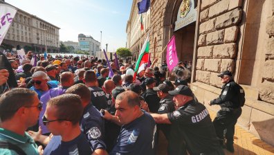 Спречквания между полицаи и протестиращи в центъра на София