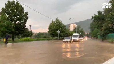 Бури и интензивни валежи, улиците в Карлово се превърнаха в реки