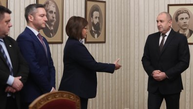 Нинова даде на Радев празна папка