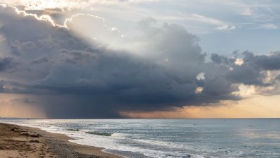 Валежи с гърмежи по морето и планините, въпреки това остава горещо