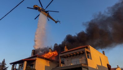 Балканите горят - домове изчезват в пламъците (СНИМКИ)