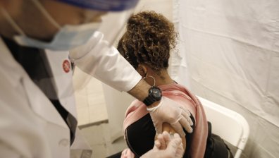 Вижте къде вече е задължителна ваксинацията за държавните служители